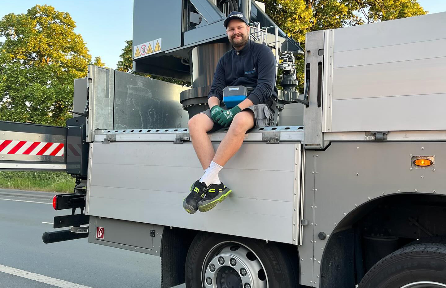 Herr Schäfer auf einem Kranwagen