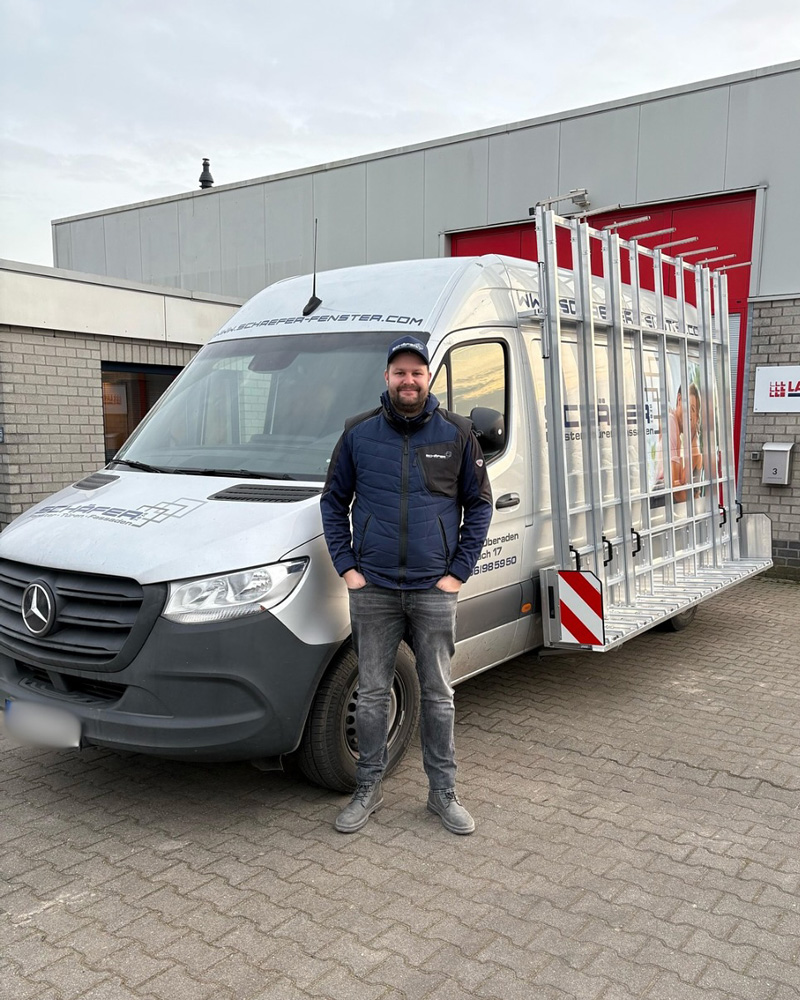 Herr Schäfer vor einem Montagewagen